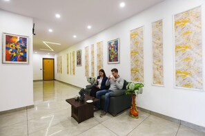 Coin salon dans le hall