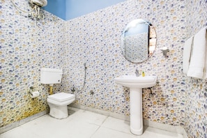 Deluxe Room | Bathroom | Shower, rainfall showerhead, free toiletries, towels