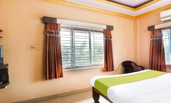 Egyptian cotton sheets, premium bedding, in-room safe, free WiFi