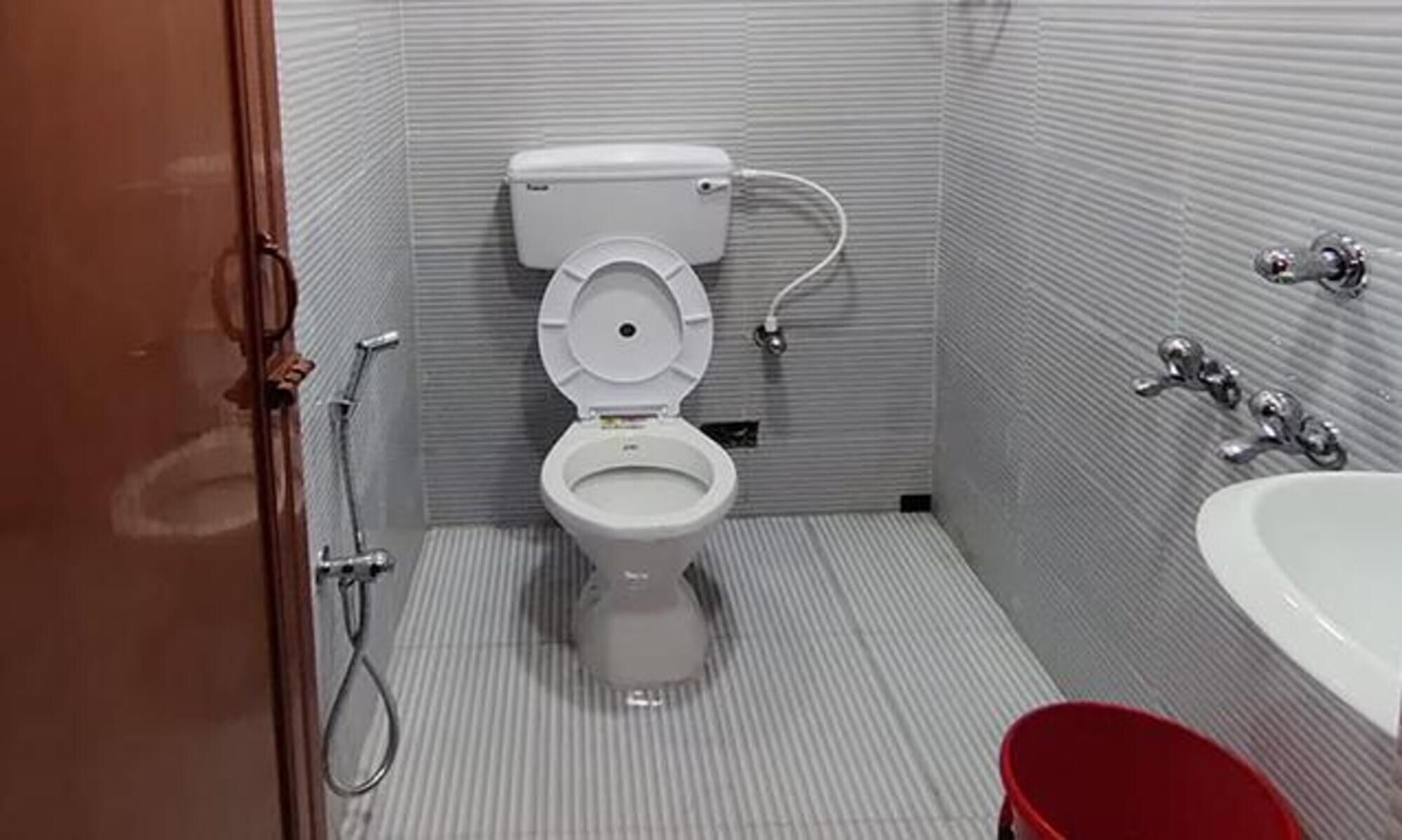 Premium-huone | Kylpyhuone | Suihku, sadesuihkupää, ilmaiset hygieniatuotteet, pyyhkeet