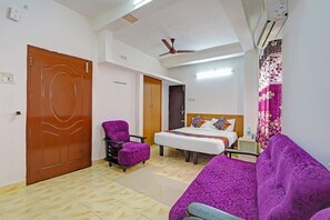 Egyptian cotton sheets, premium bedding, in-room safe, free WiFi