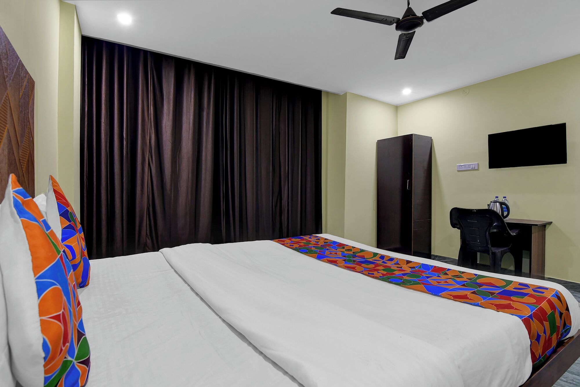 Egyptian cotton sheets, premium bedding, in-room safe, free WiFi