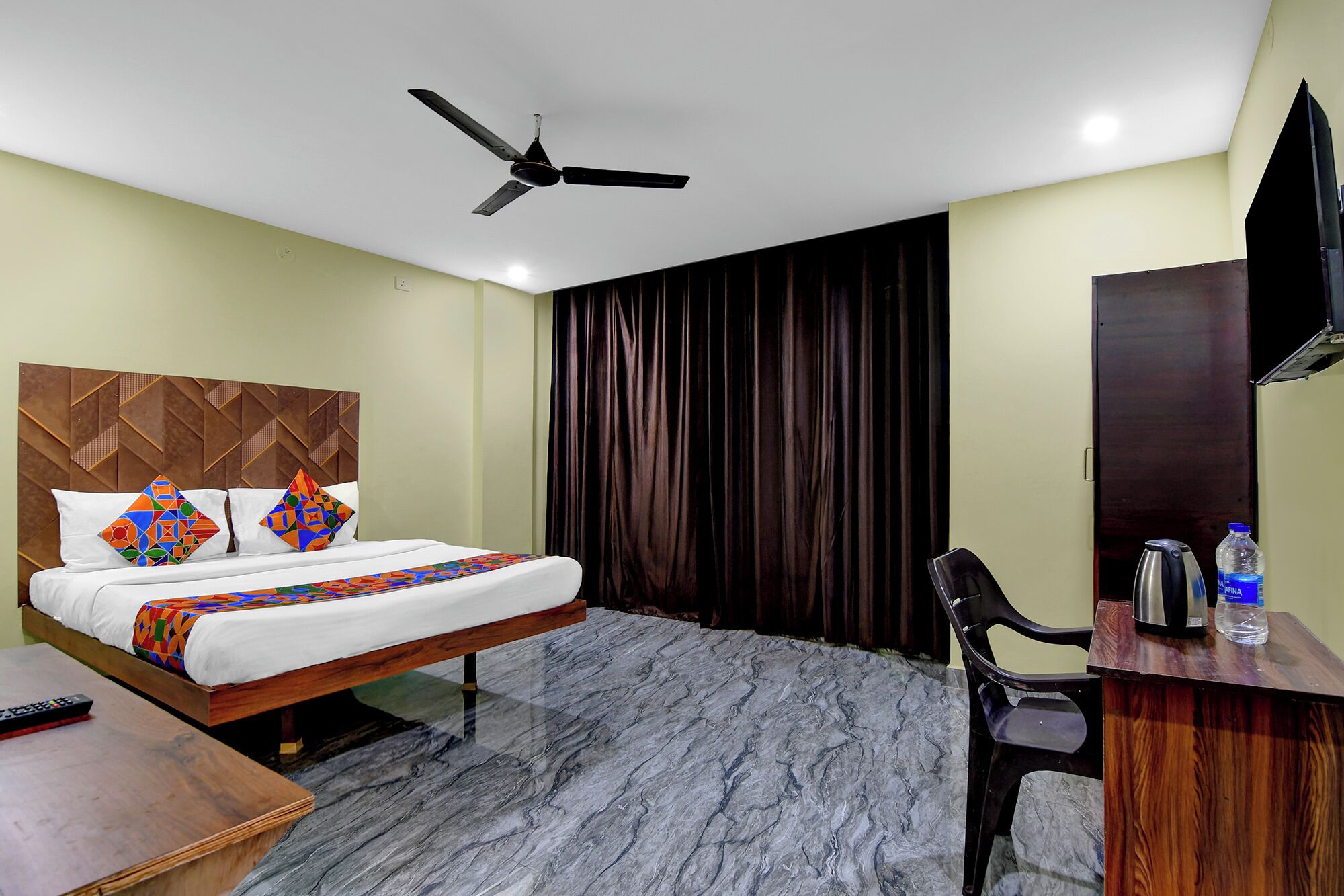 Egyptian cotton sheets, premium bedding, in-room safe, free WiFi