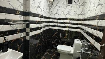 Deluxe Room | Bathroom | Shower, rainfall showerhead, free toiletries, towels