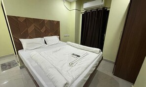 Egyptian cotton sheets, premium bedding, in-room safe, free WiFi - Fabhotel Star Light B (Visakhapatnam)