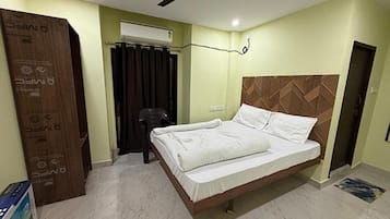 Egyptian cotton sheets, premium bedding, in-room safe, free WiFi