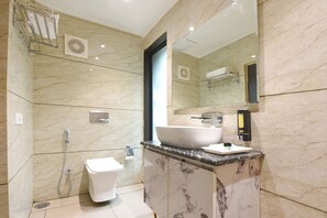 Habitación Deluxe | Baño | Ducha y cabezal de ducha tipo lluvia
