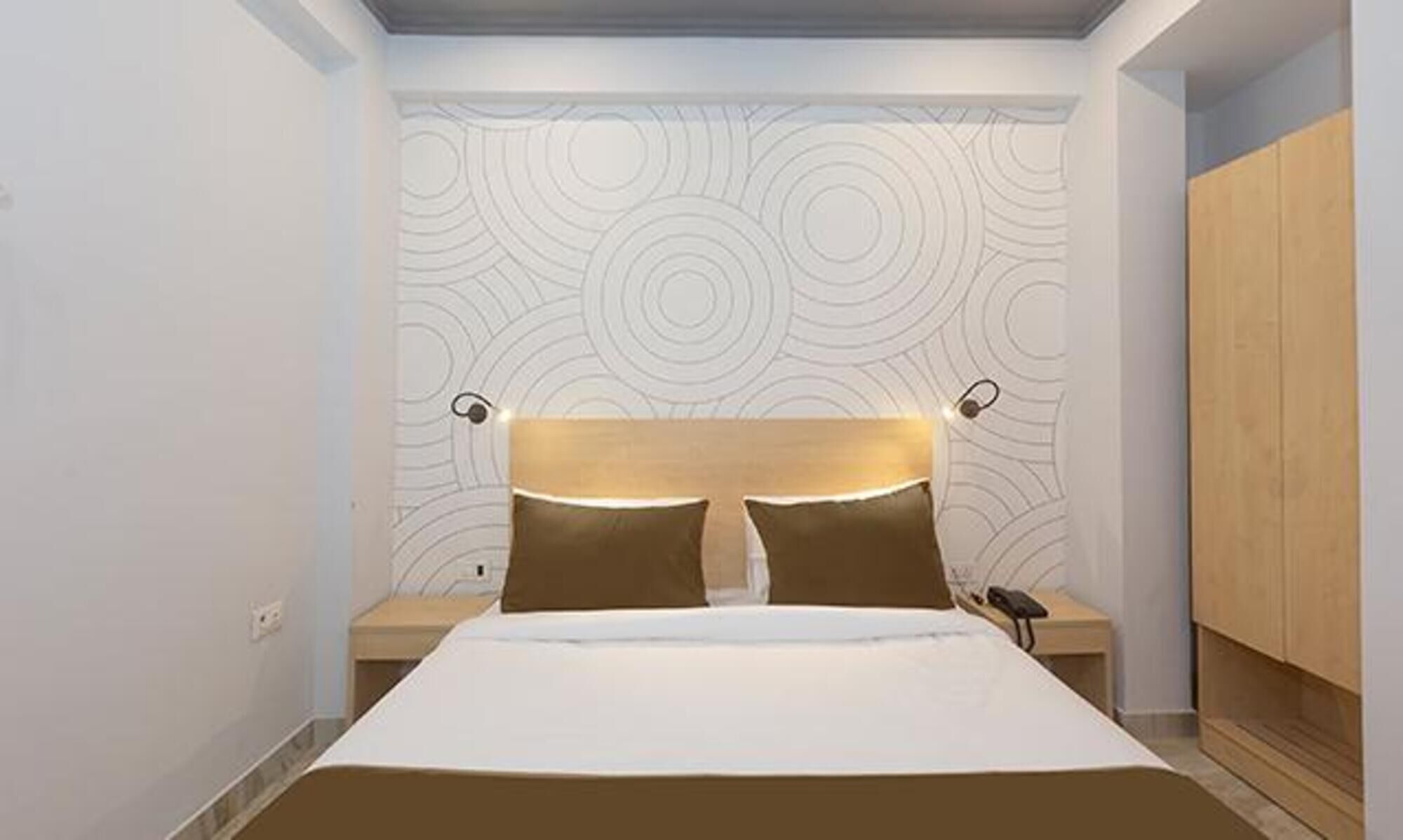 Egyptian cotton sheets, premium bedding, in-room safe, free WiFi