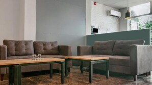 Et moderne loungeområde med to sofaer og et træbord.