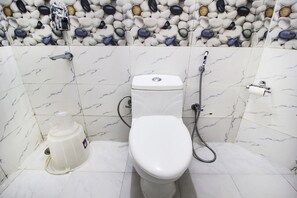 Deluxe-værelse | Badeværelse | Bruser, brusehoved med spredningseffekt, gratis toiletartikler