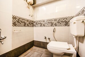 Habitación Deluxe | Baño | Ducha y cabezal de ducha tipo lluvia