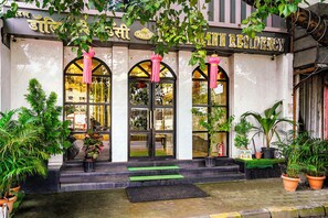 Property entrance - Fabhotel Dolphin Residency (Mumbai)