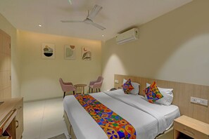 Egyptian cotton sheets, premium bedding, in-room safe, free WiFi - Fabhotel Blue Moon (Hanmakonda)