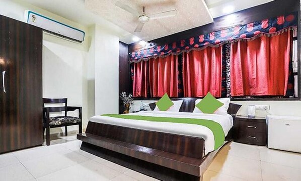 Family Room | Egyptian cotton sheets, premium bedding, in-room safe, free WiFi