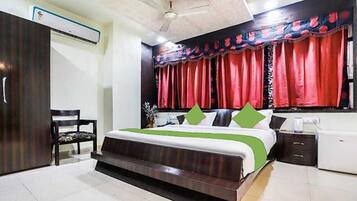 Egyptian cotton sheets, premium bedding, in-room safe, free WiFi