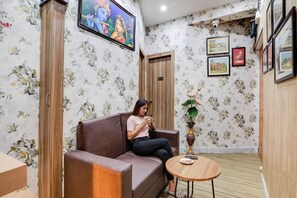 Lobby sitting area - Fabhotel Royal Rose Residency (Barakpur)