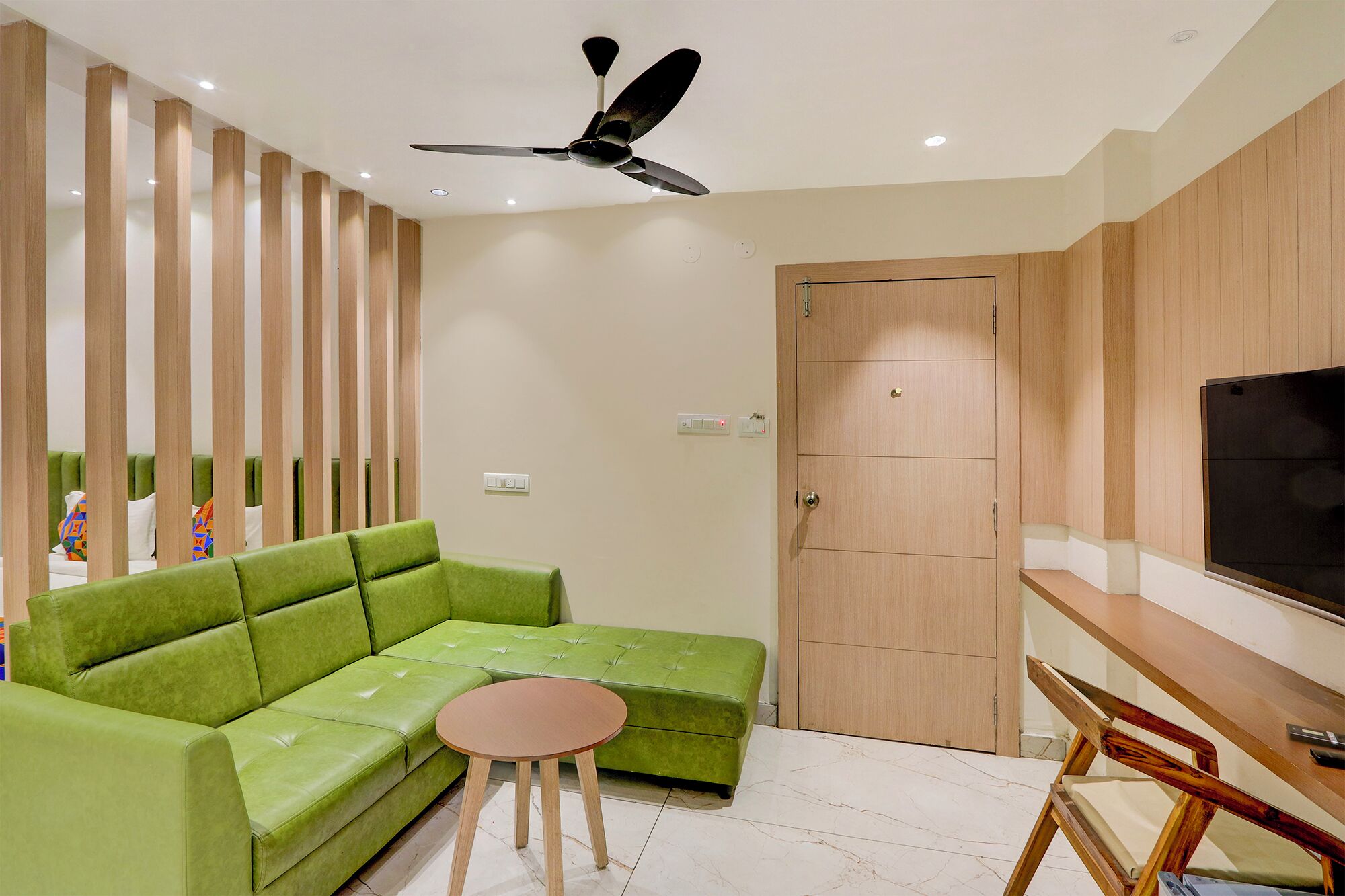 Televisión LCD de 32 pulgadas con canales por cable, una chimenea