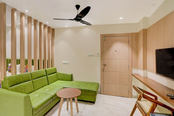 32-inch LCD TV with cable channels, fireplace