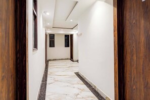 Lobby - Fabhotel Golden Inn (Noida)