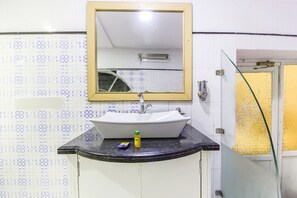 Deluxe Room | Bathroom | Shower, rainfall showerhead, free toiletries, towels