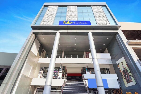 Exterior - Fabhotel Golden Inn (Noida)