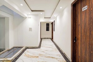 Lobby - Fabhotel Golden Inn (Noida)