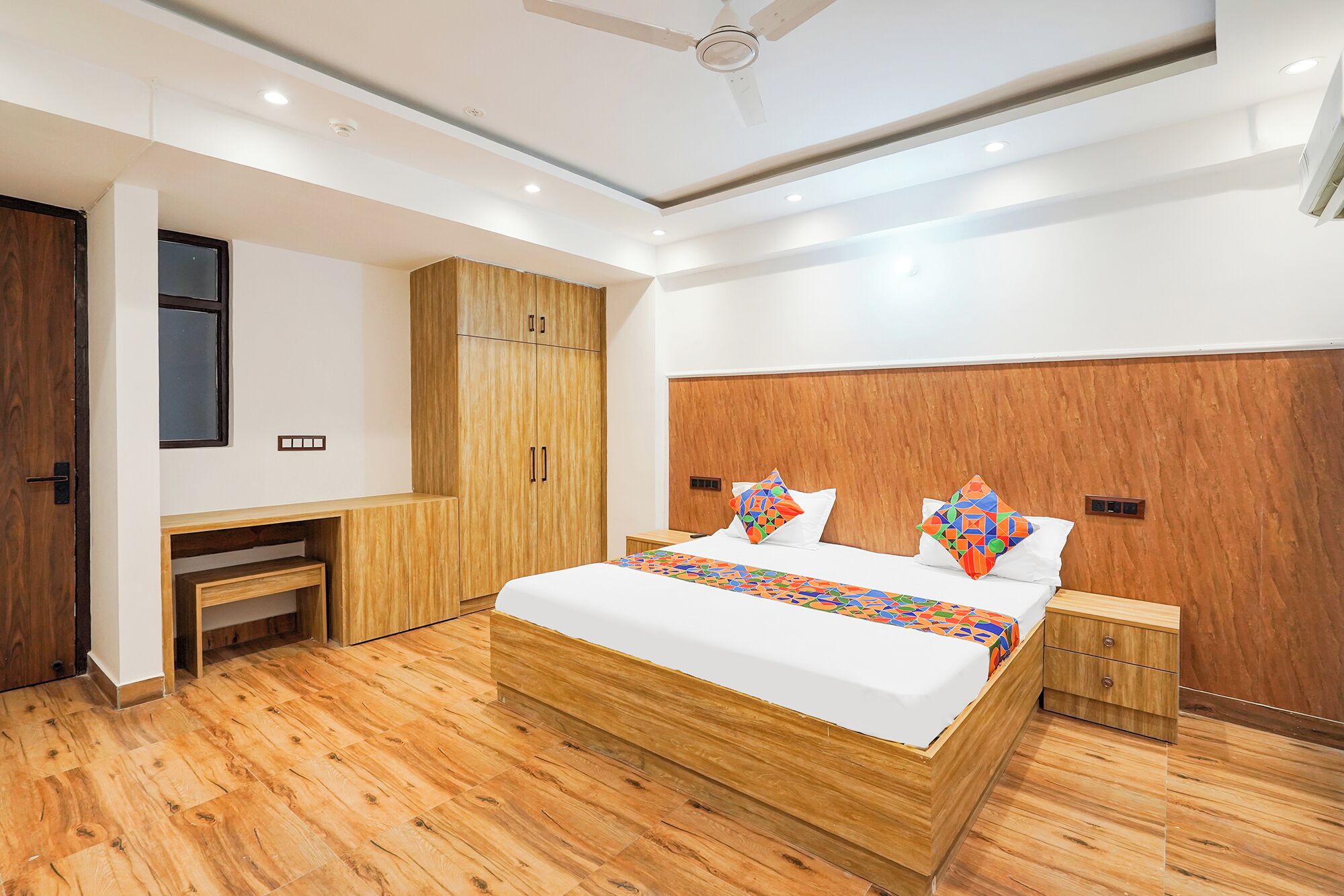 Deluxe kamer | Lakens van Egyptisch katoen, luxe beddengoed, een kluis op de kamer