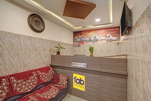 Reception - Fabhotel Sapthagiri Suites Inn (Bengaluru)
