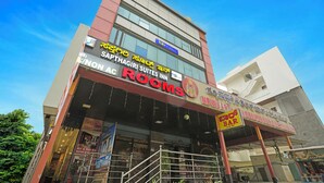 A hotel with a sign for 'Saphagiri Suites Inn' and 'Non AC Rooms'. - Fabhotel Sapthagiri Suites Inn (Bengaluru)