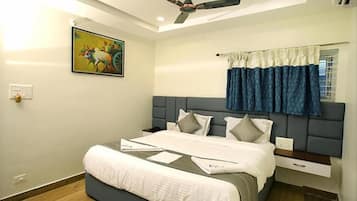 Egyptian cotton sheets, premium bedding, in-room safe, free WiFi