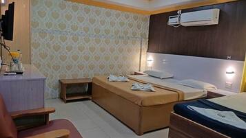 Egyptian cotton sheets, premium bedding, in-room safe, free WiFi