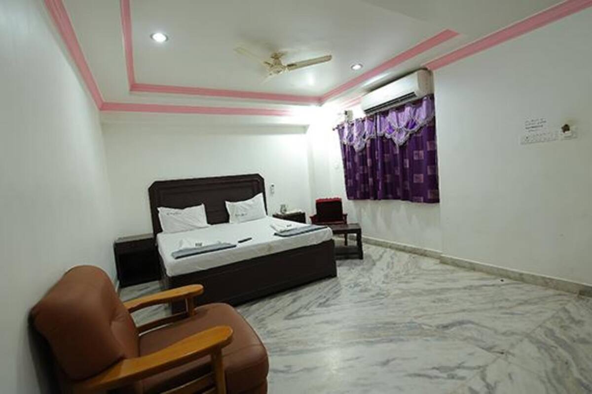 Kamar Premium | Seprai katun Mesir, seprai premium, brankas, dan Wi-Fi gratis