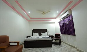 Kamar Premium | Seprai katun Mesir, seprai premium, brankas, dan Wi-Fi gratis