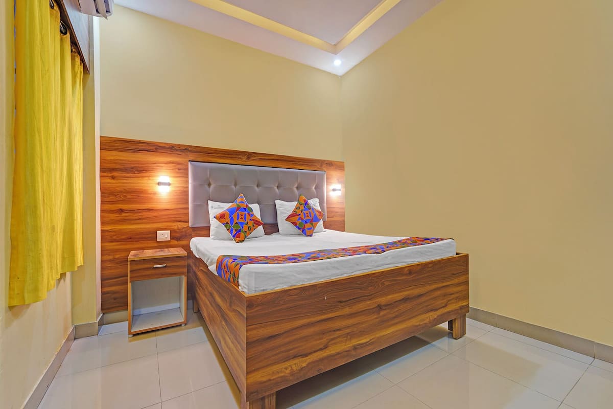 Family Room | Egyptian cotton sheets, premium bedding, in-room safe, free WiFi