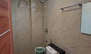 Suihku, sadesuihkupää, ilmaiset hygieniatuotteet, pyyhkeet