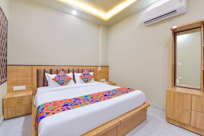 Egyptian cotton sheets, premium bedding, in-room safe, desk