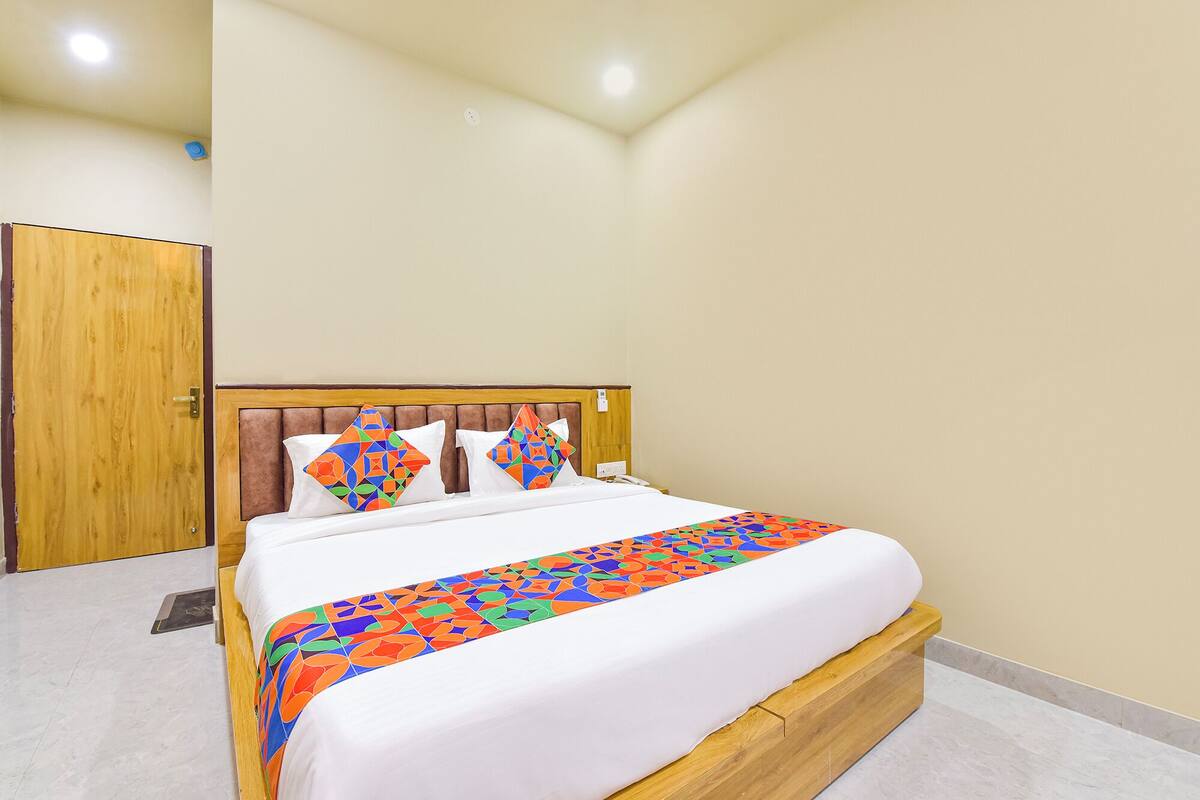 Egyptian cotton sheets, premium bedding, in-room safe, desk