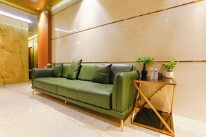 Lobby sitting area - Fabhotel Nexus Inn (Mumbai)