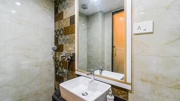 Douche, douche à « effet pluie », articles de toilette gratuits