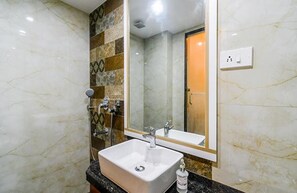 Douche, douche à « effet pluie », articles de toilette gratuits