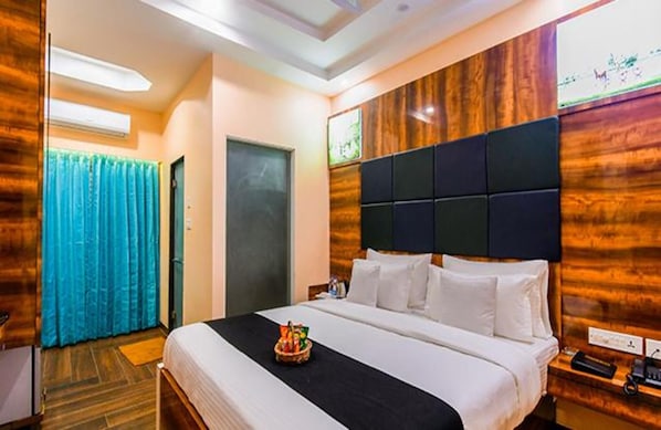 Egyptian cotton sheets, premium bedding, in-room safe, free WiFi