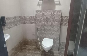 Shower, rainfall showerhead, free toiletries, towels
