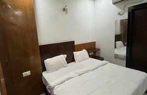 ملاءات من القطن المصري وأغطية فراش متميزة وخزنة داخل الغرفة