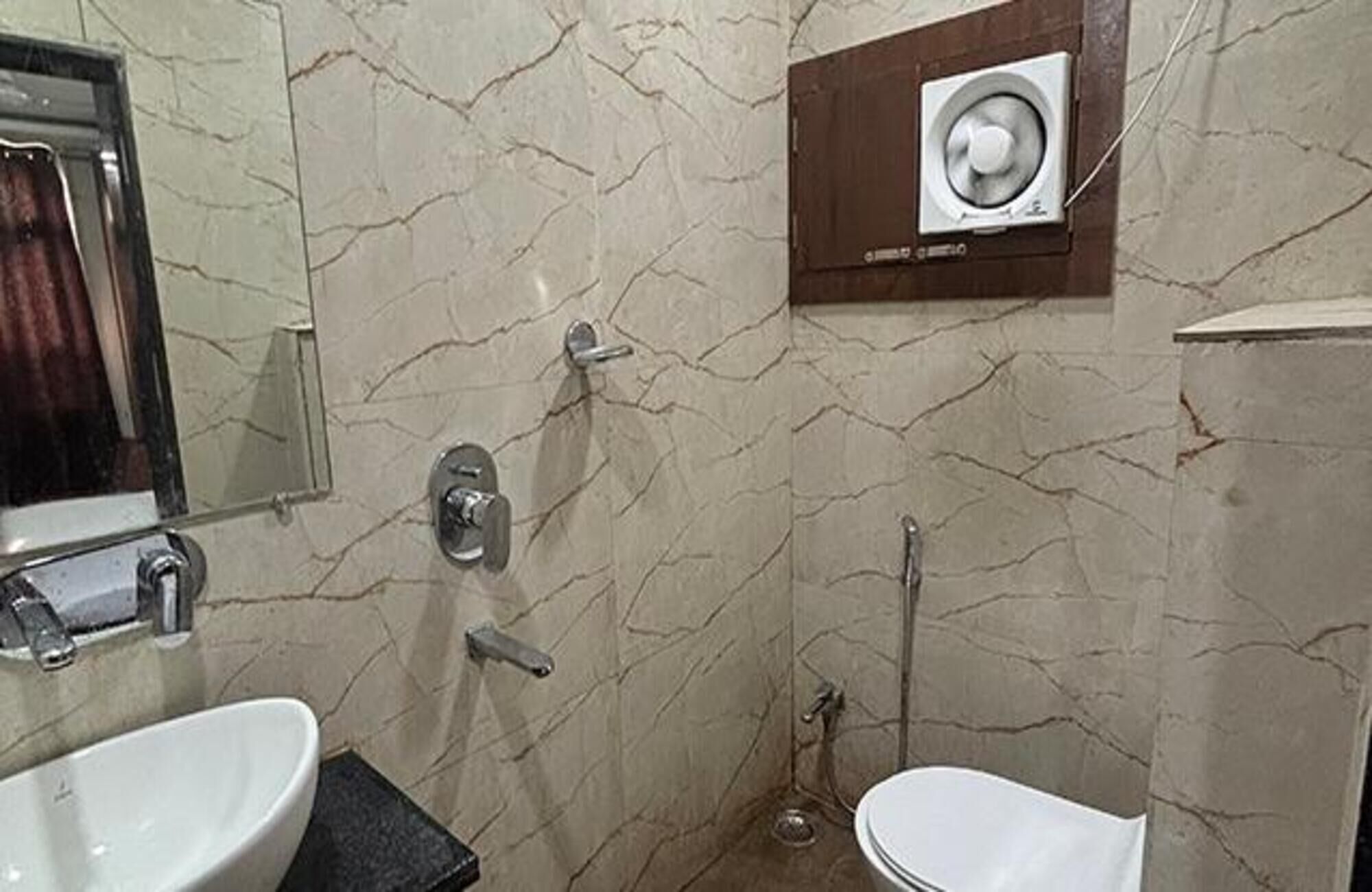 Deluxe Room | Bathroom | Shower, rainfall showerhead, free toiletries, towels