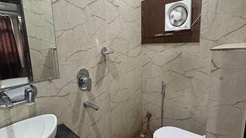 Deluxe Room | Bathroom | Shower, rainfall showerhead, free toiletries, towels