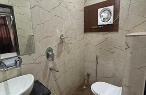 豪華客房 | 浴室 | 淋浴設備、雨淋花灑、免費梳洗用品、提供毛巾