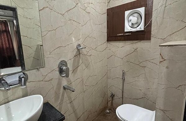 Deluxe Room | Bathroom | Shower, rainfall showerhead, free toiletries, towels - Fabhotel Rk Retreat (Bhopal)