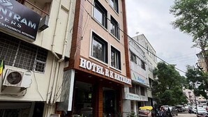 A hotel with a sign reading "HOTEL R RETREAT". - Fabhotel Rk Retreat (Bhopal)
