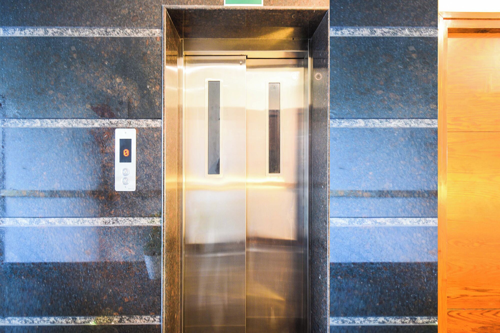 Um elevador com um painel de controle na parede.