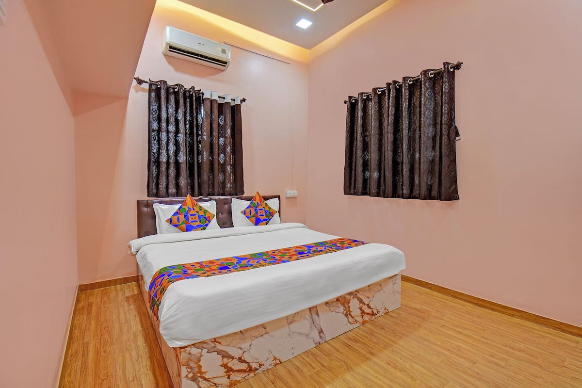 Deluxe Room | Egyptian cotton sheets, premium bedding, in-room safe, WiFi (free)